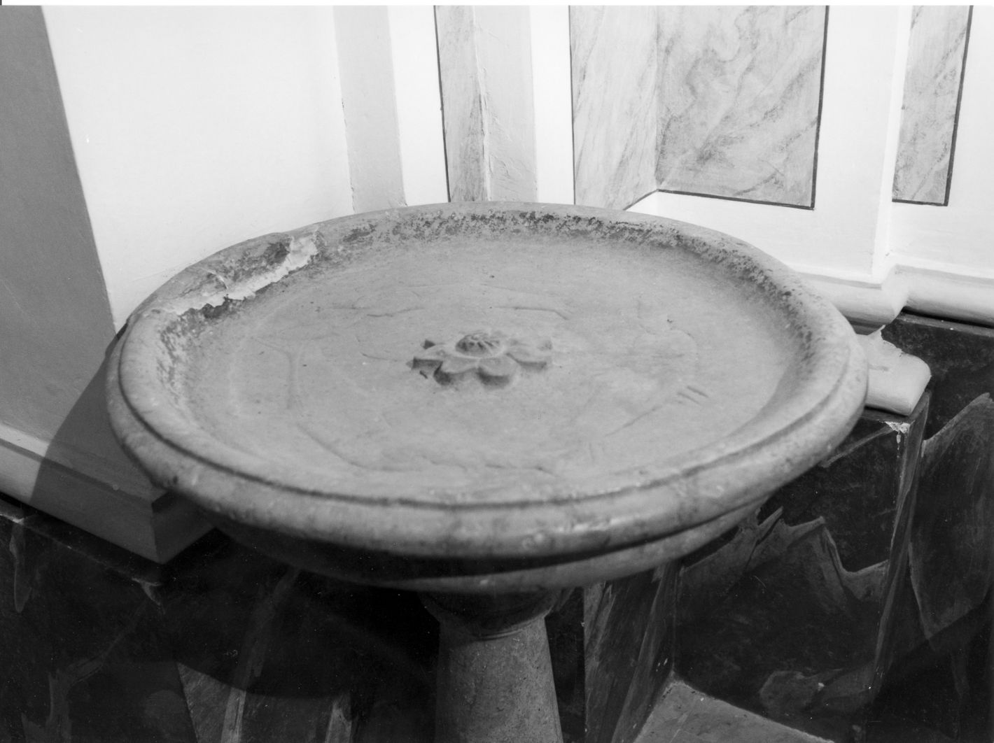 acquasantiera - a fusto - bottega campana (sec. XVIII)