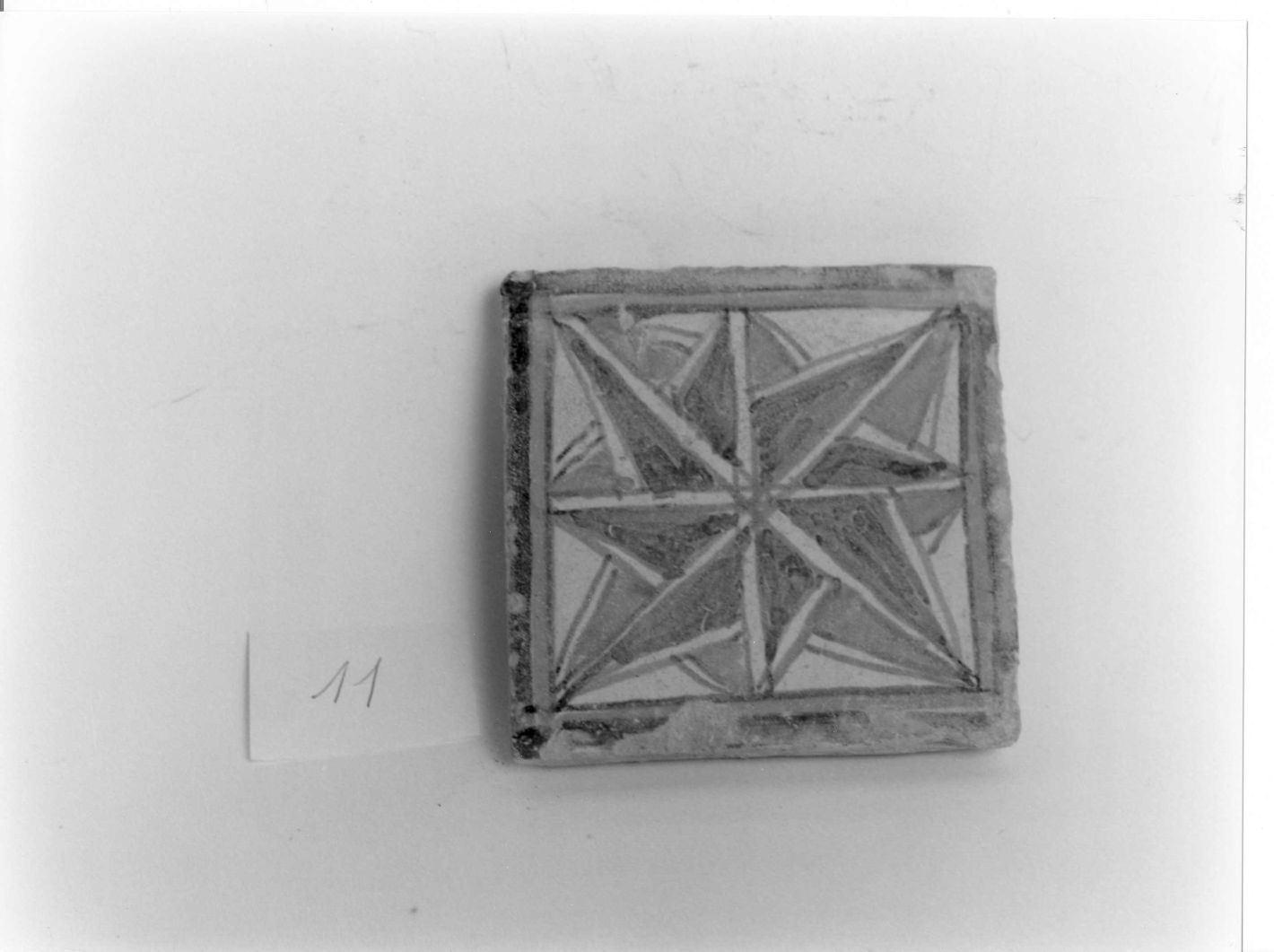motivo decorativo geometrico (piastrella) - ambito campano (sec. XV)