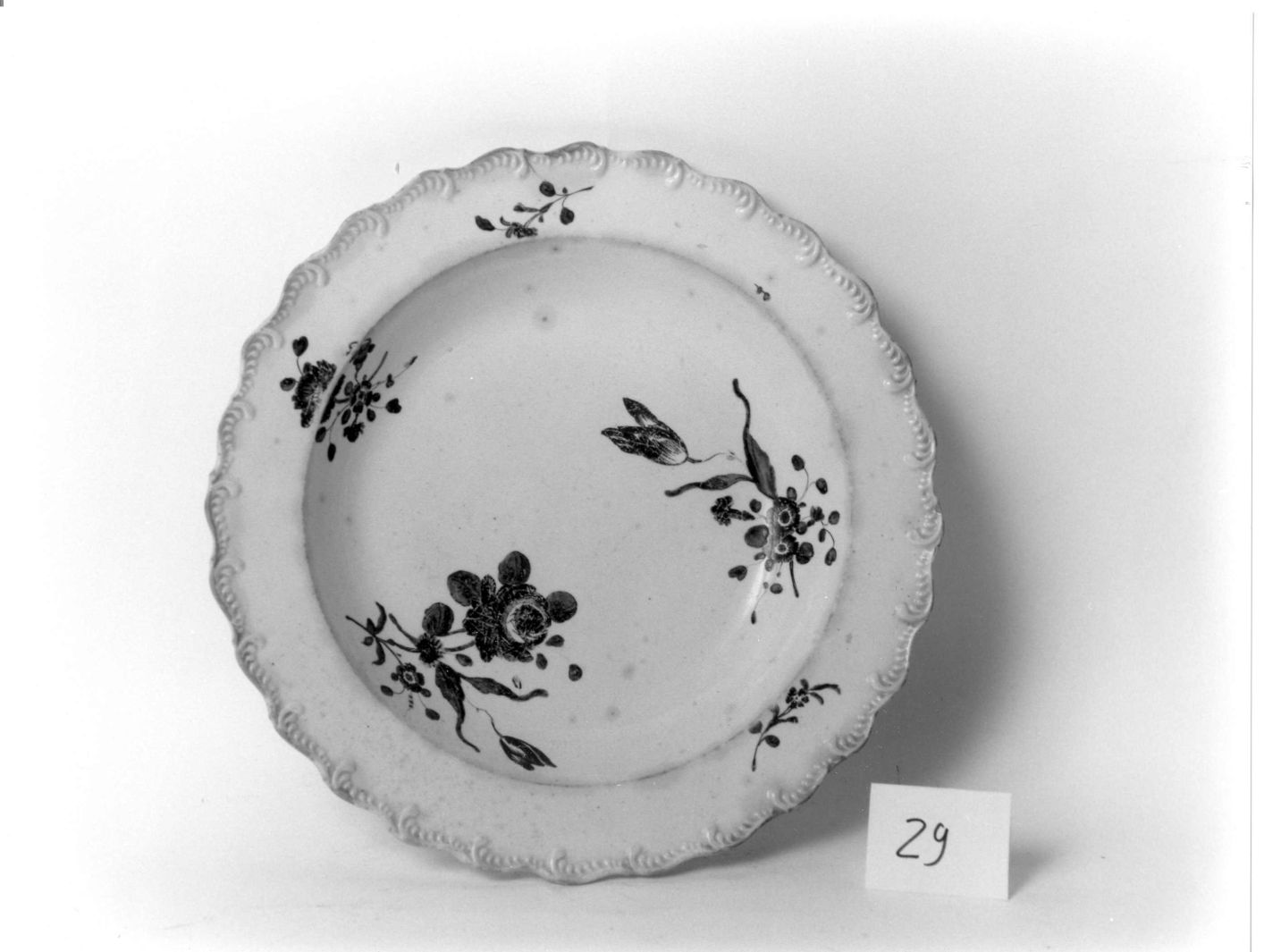 motivi decorativi floreali (piatto) - ambito Italia centrale (sec. XIX)