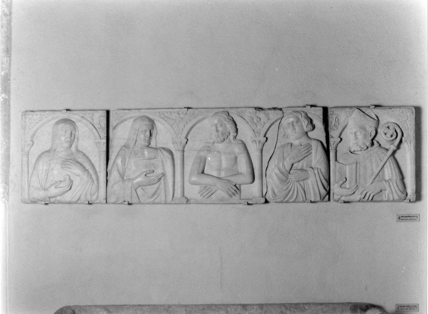 Ecce Homo (rilievo, frammento) di Tino di Camaino (bottega) (seconda metà sec. XIV)