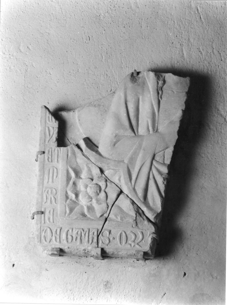 figura (rilievo, frammento) di Tino di Camaino (bottega) (seconda metà sec. XIV)
