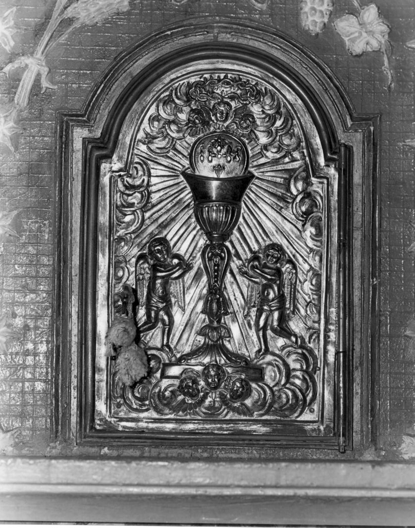 angeli adoranti il calice eucaristico (sportello di tabernacolo, elemento d'insieme) - bottega campana (sec. XX)