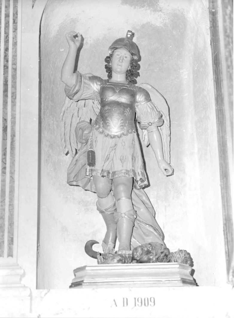 San Michele Arcangelo schiaccia il demonio (statua) - bottega campana (fine/inizio secc. XIX/ XX)