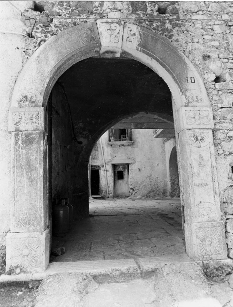 portale - ad arco - bottega campana (sec. XVIII)