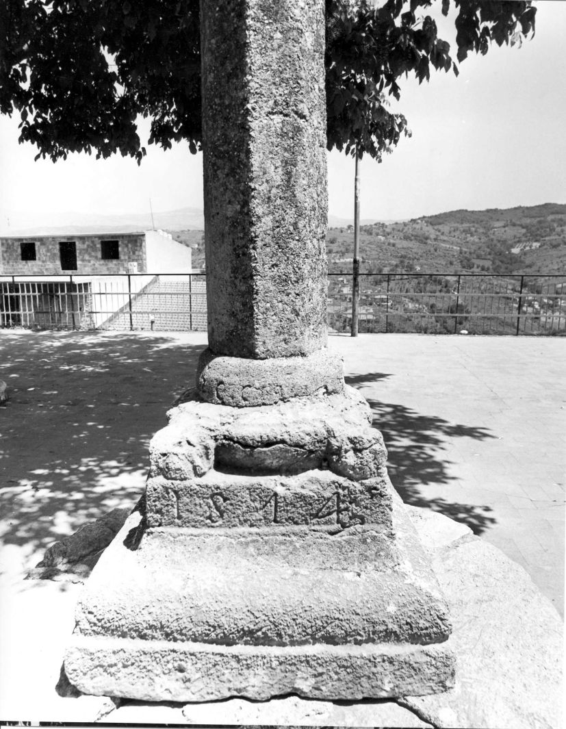 base di colonna - bottega campana (sec. XVI)