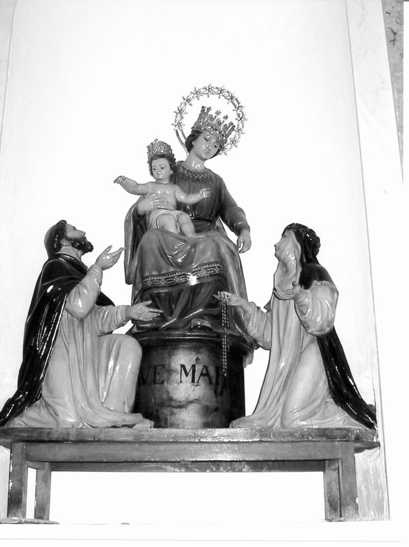 Madonna del Rosario con San Domenico e Santa Caterina da Siena (gruppo scultoreo, opera isolata) - bottega Italia meridionale (secondo quarto sec. XIX)