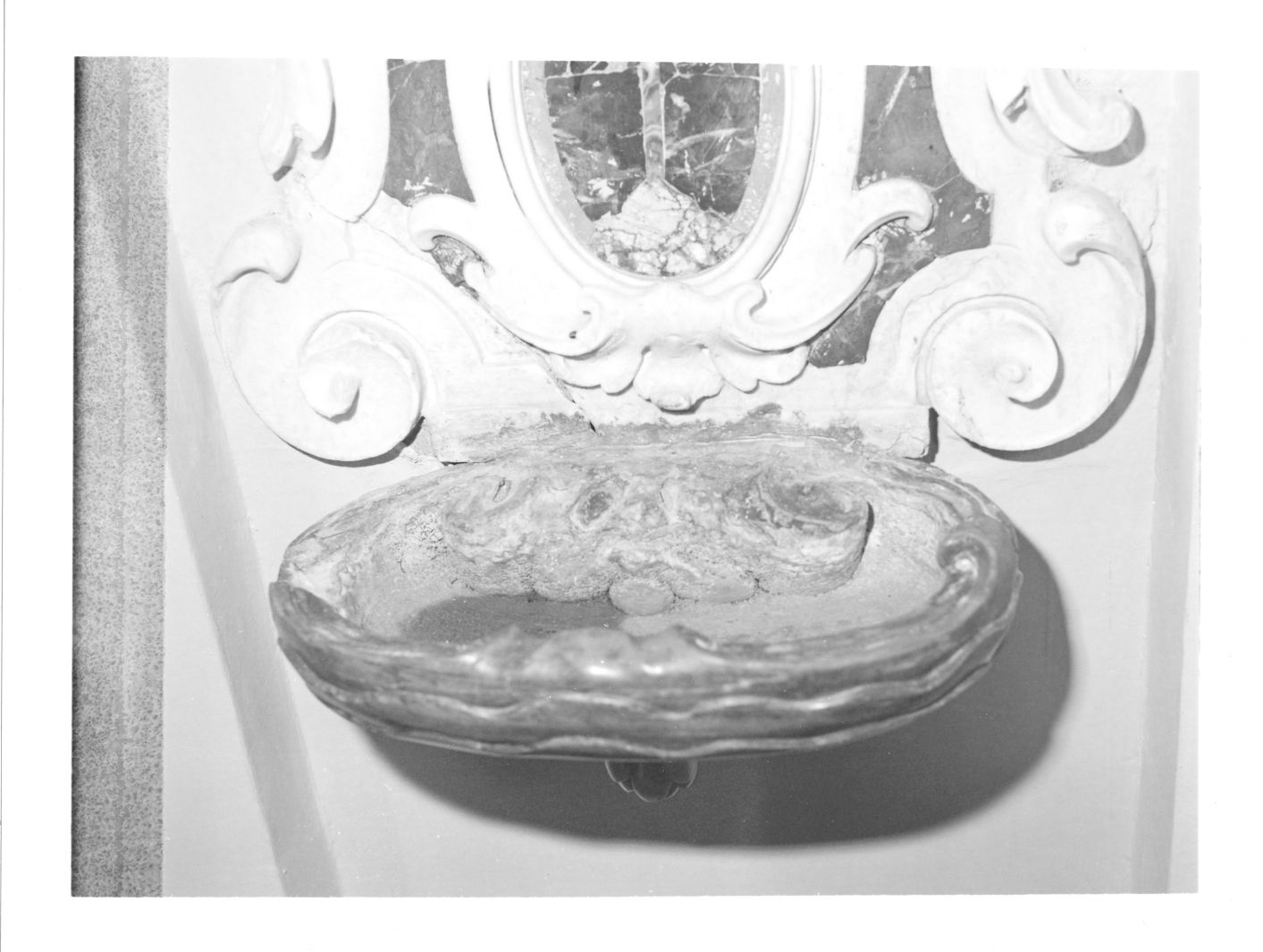 acquasantiera - a conchiglia, coppia - bottega campana (seconda metà sec. XVIII)