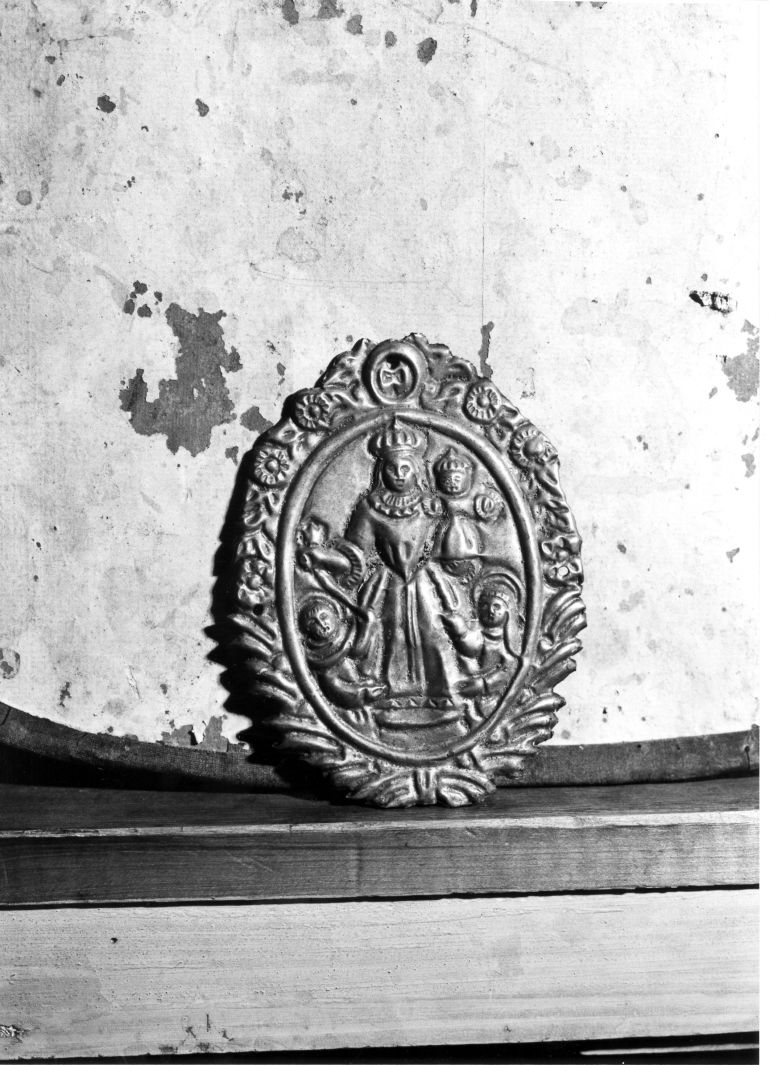 Madonna del Rosario e Santi (emblema di confraternita, serie) - bottega campana (fine/inizio secc. XIX/ XX)