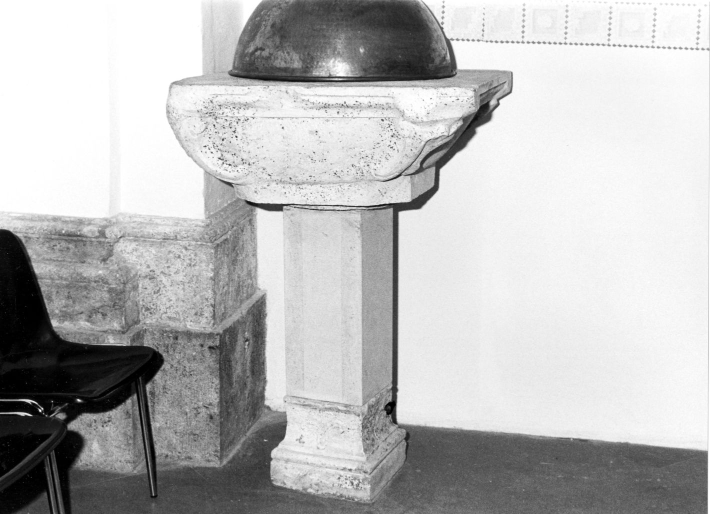 fonte battesimale - a vasca - bottega campana (sec. XVIII)