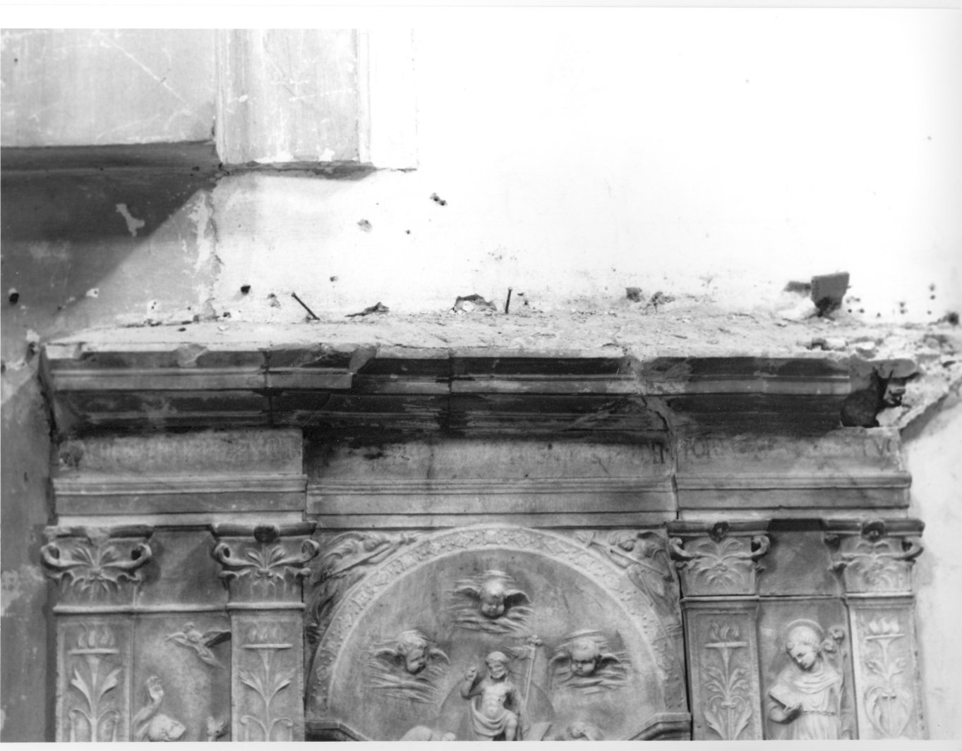 architrave, elemento d'insieme - bottega napoletana (inizio sec. XVI)