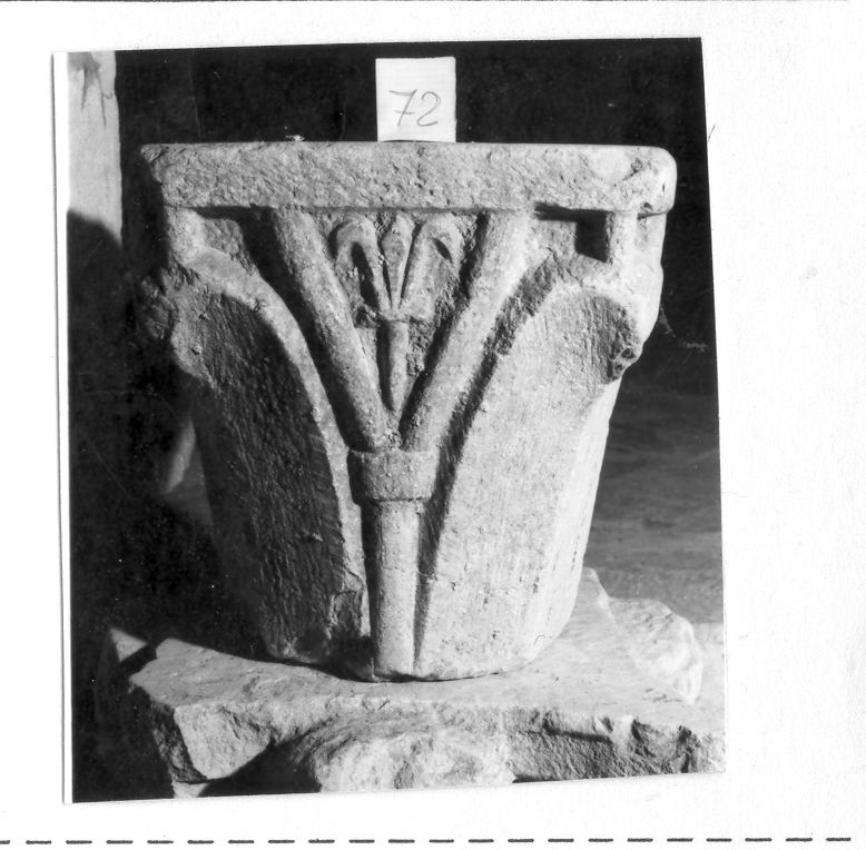 capitello, elemento d'insieme - bottega campana (sec. XII)