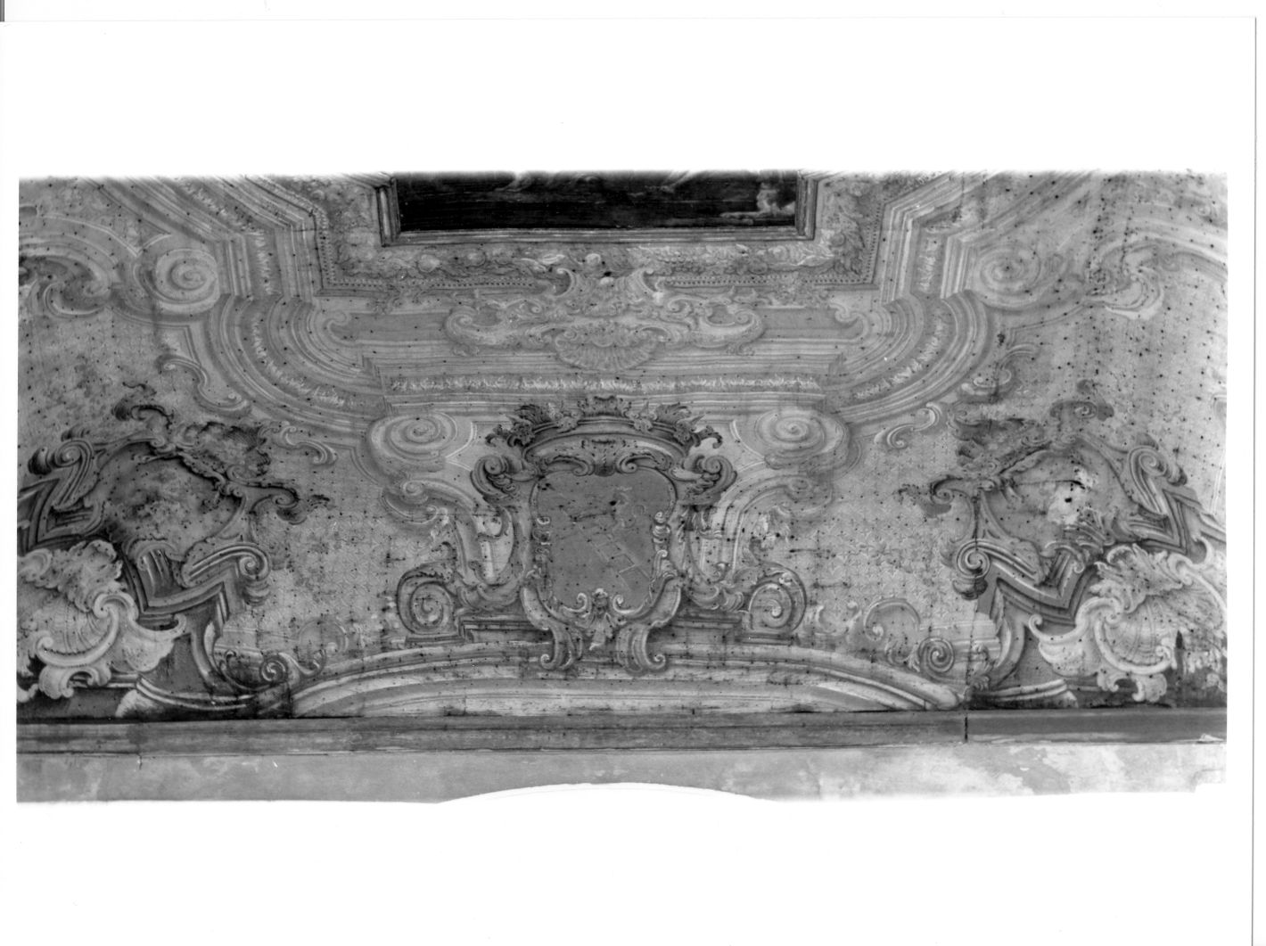 stemma gentilizio della famiglia Scala (decorazione pittorica, elemento d'insieme) di De Simone Giovanni (attribuito) (sec. XVIII)