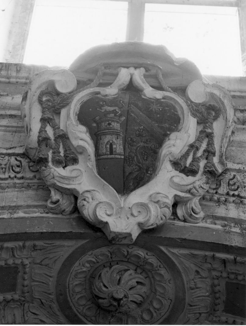 stemma vescovile di Francesco Paolo De Nicolai (decorazione plastica, elemento d'insieme) - bottega cilentana (prima metà sec. XVIII)