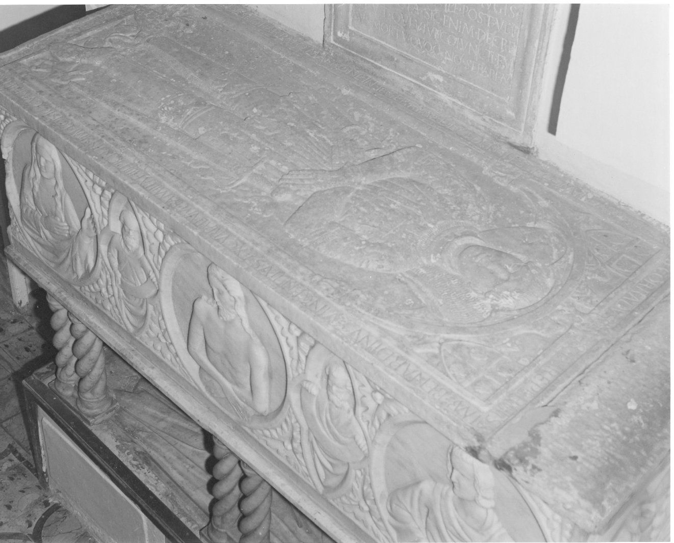 guerriero (coperchio di sarcofago, elemento d'insieme) - bottega campana (sec. XV)