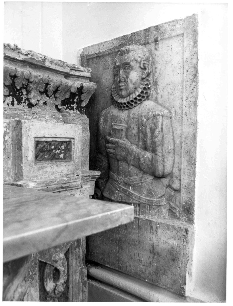ritratto di Annibale de Laudisi (lastra tombale) - bottega campana (sec. XVII)