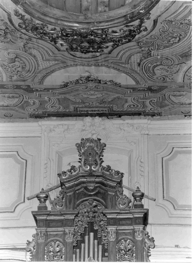 cherubini e motivi decorativi a volute (mostra di finestra) - bottega campana (sec. XVIII)
