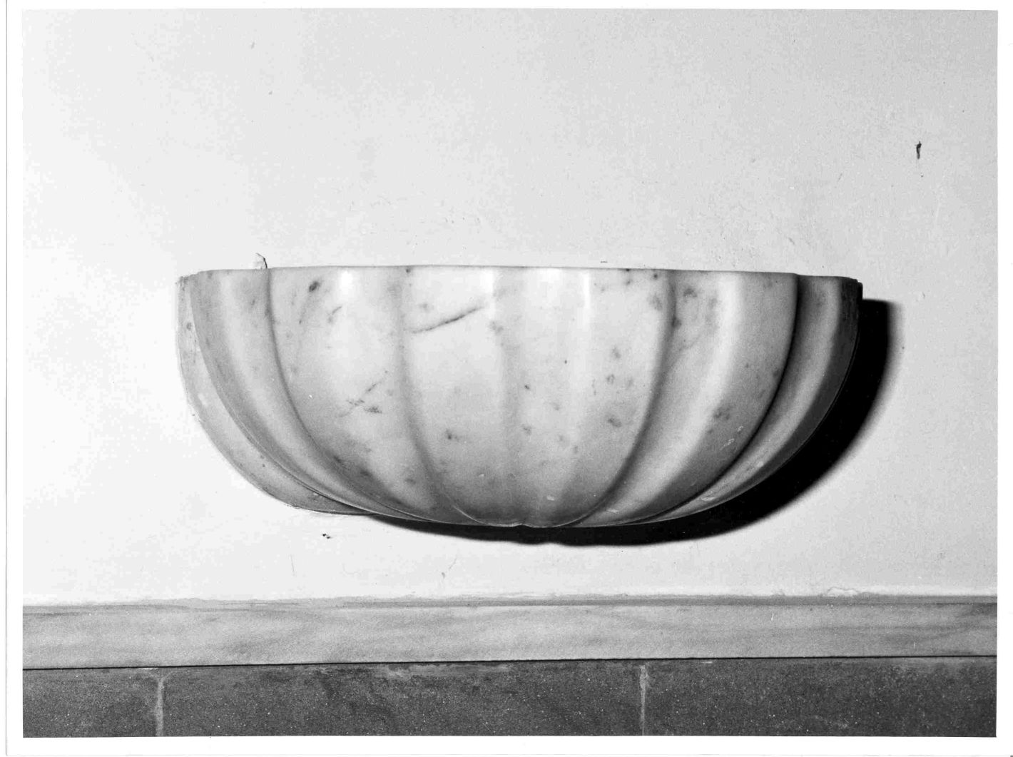 acquasantiera da parete, serie - bottega Italia meridionale (secc. XVII/ XIX)