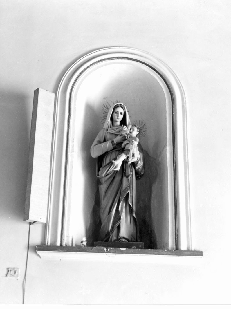 Madonna con Bambino (statua, opera isolata) - bottega campana (prima metà sec. XX)