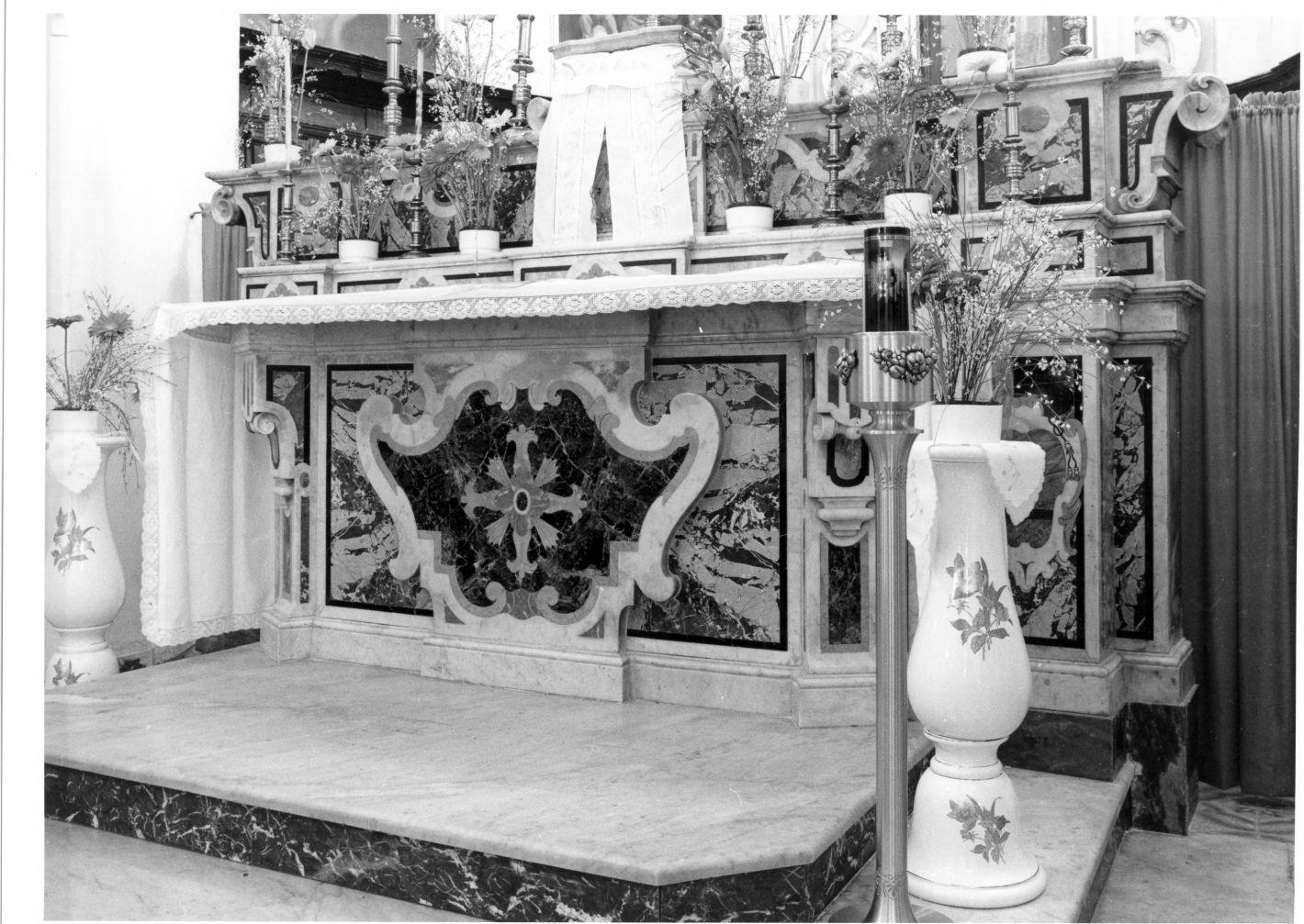 altare maggiore - bottega napoletana (inizio sec. XIX)
