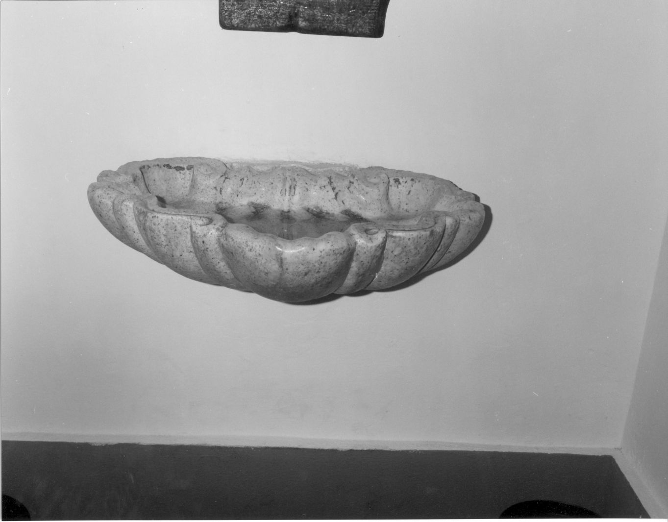 acquasantiera - a conchiglia - bottega campana (sec. XVII)