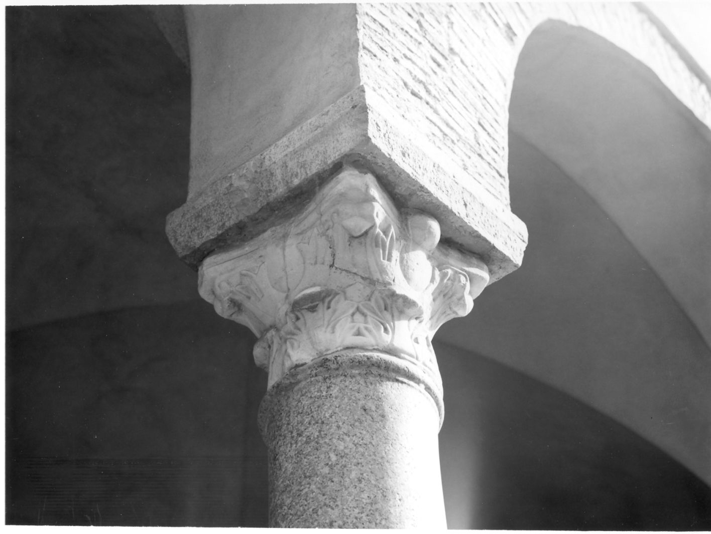 motivi decorativi vegetali (capitello) - bottega Italia meridionale (seconda metà sec. XI)