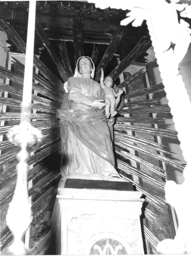 Madonna degli angeli, Madonna con Bambino (statua) di Postiglione Alfonso (sec. XIX)