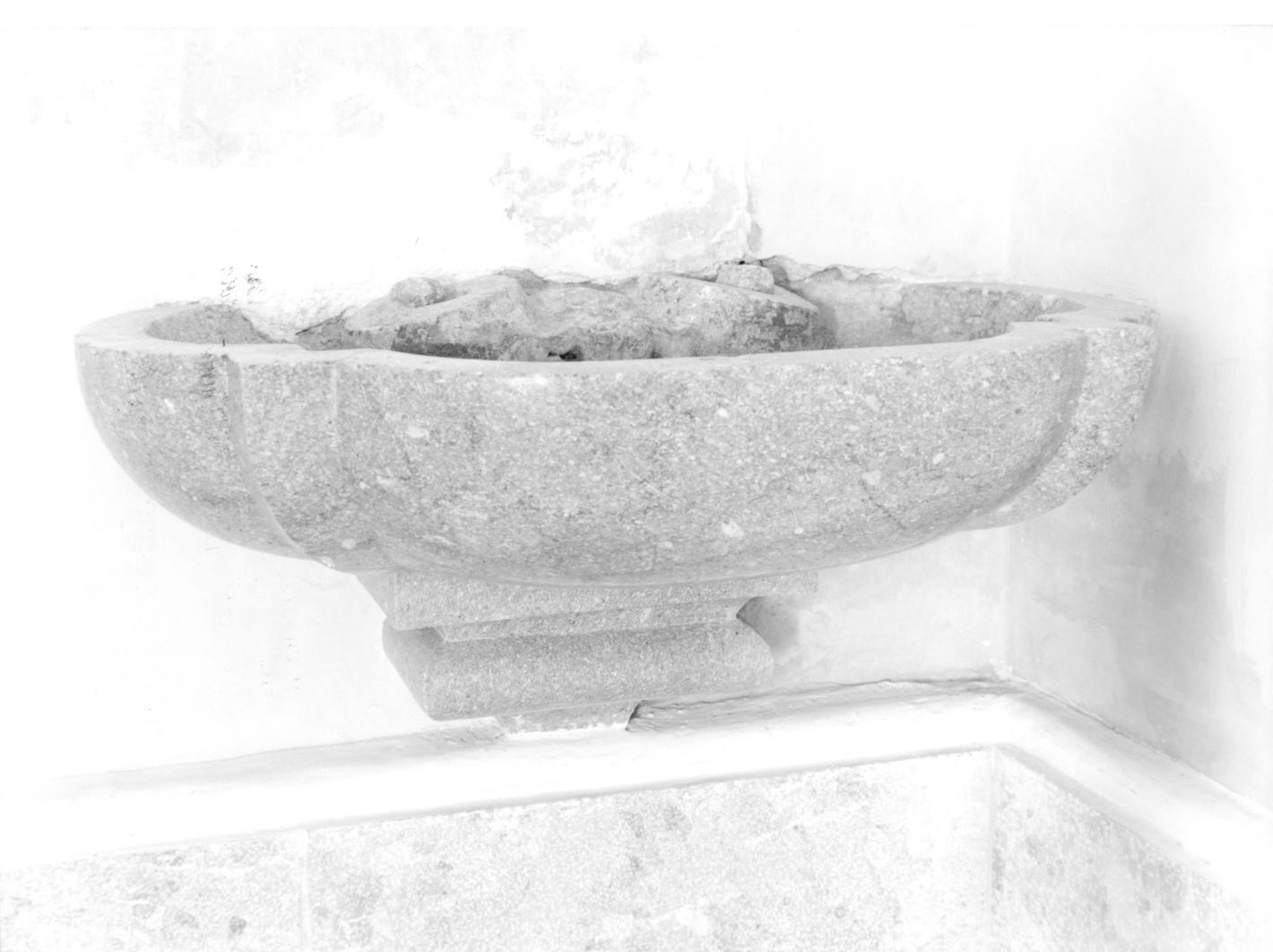 acquasantiera da parete - bottega irpina (fine sec. XVIII)