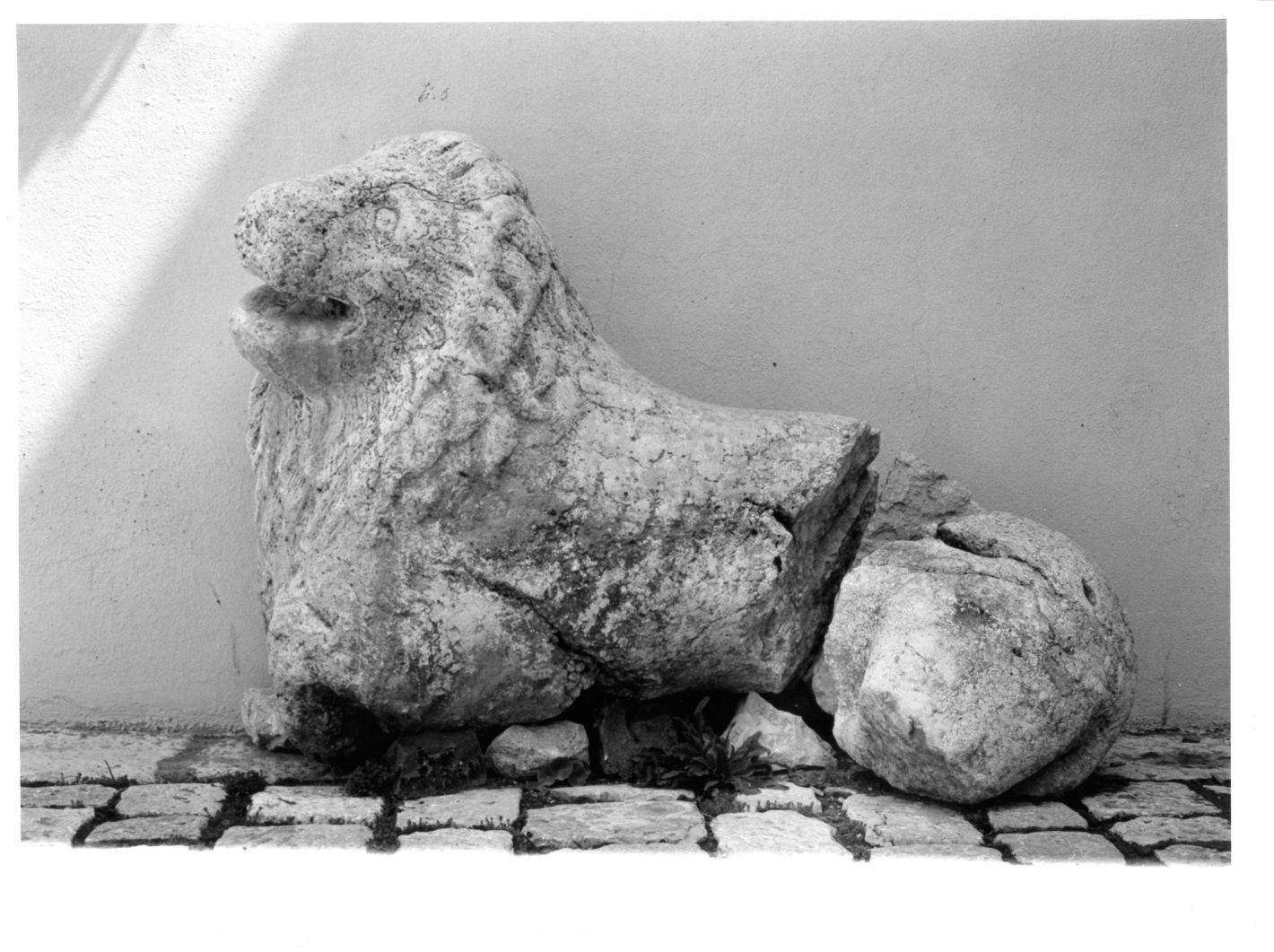 leone (scultura, elemento d'insieme) - bottega irpina (sec. XII)