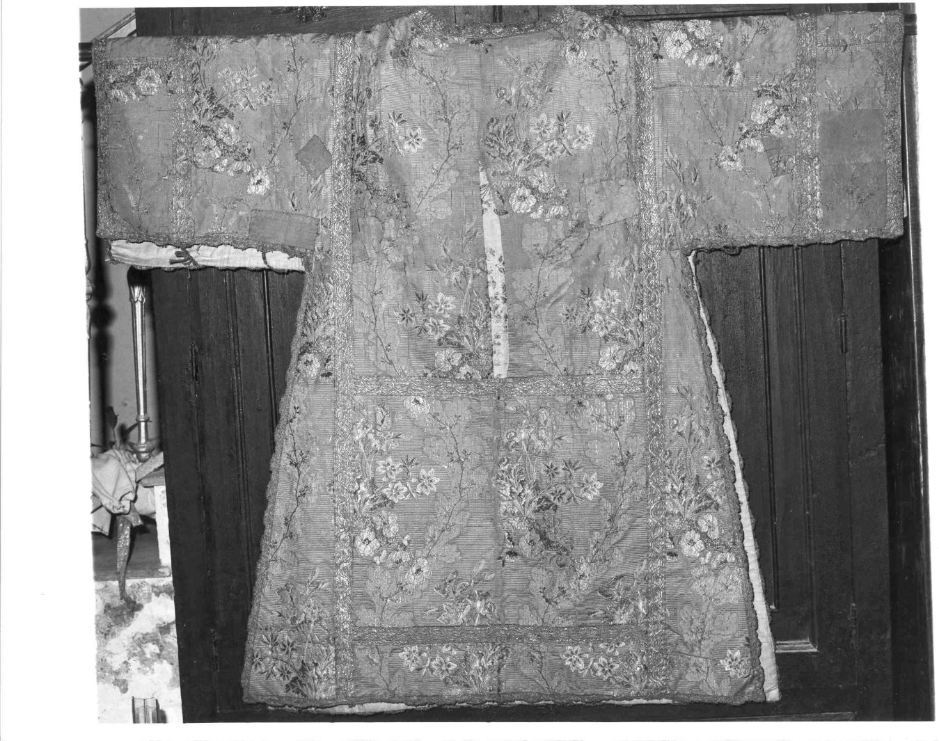 paramento liturgico - manifattura napoletana (prima metà sec. XVIII)