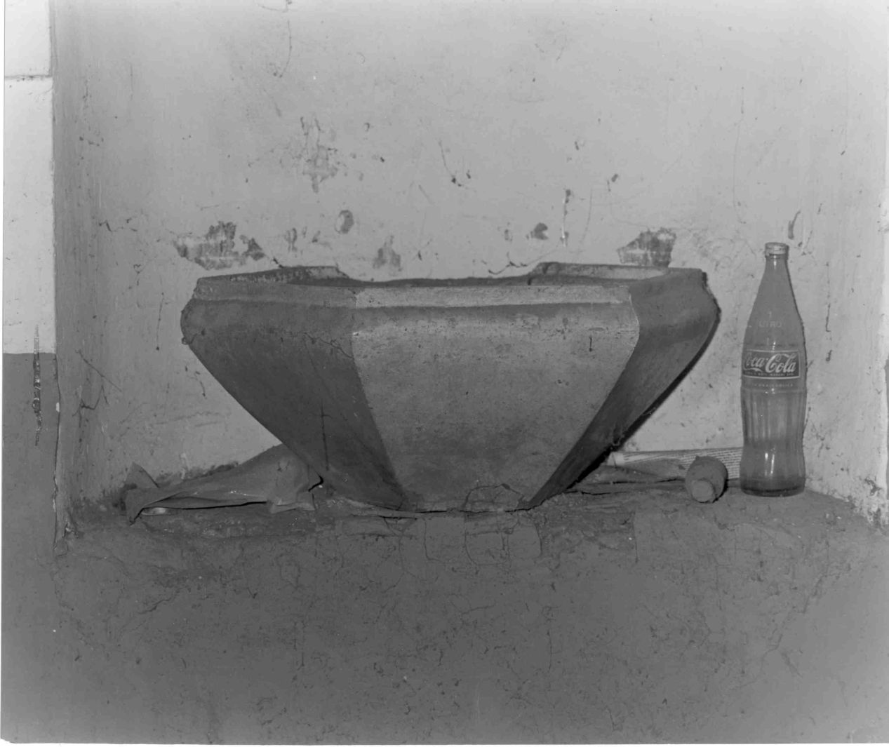 vasca battesimale, elemento d'insieme - bottega campana (fine/inizio secc. XIX/ XX)