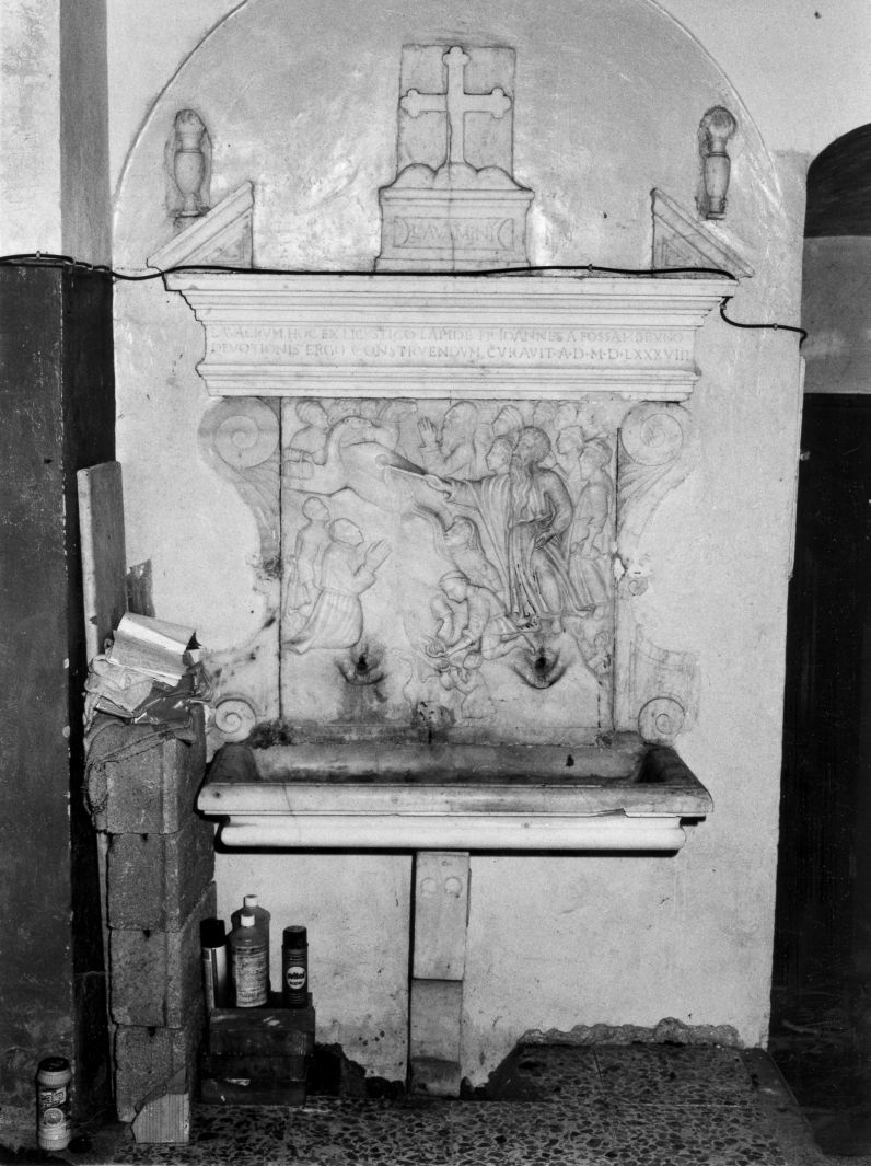 Mosè fa scaturire l'acqua dalla roccia (lavabo da sacrestia, opera isolata) - bottega campana (sec. XVI)
