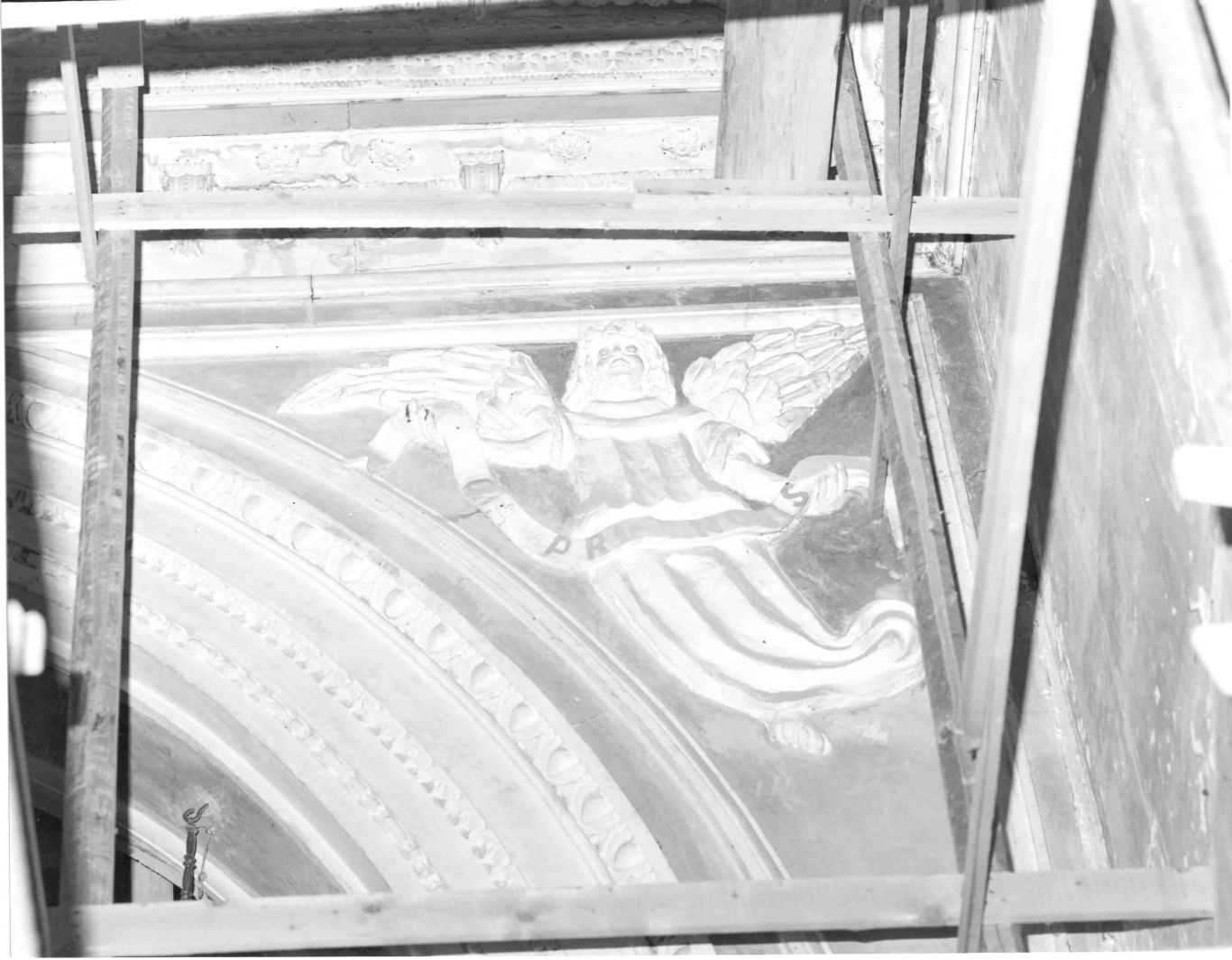 angeli reggicartiglio (decorazione plastica) - bottega campana (sec. XX)