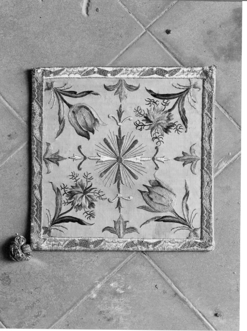 motivi decorativi floreali (borsa) - manifattura Italia meridionale (sec. XIX)