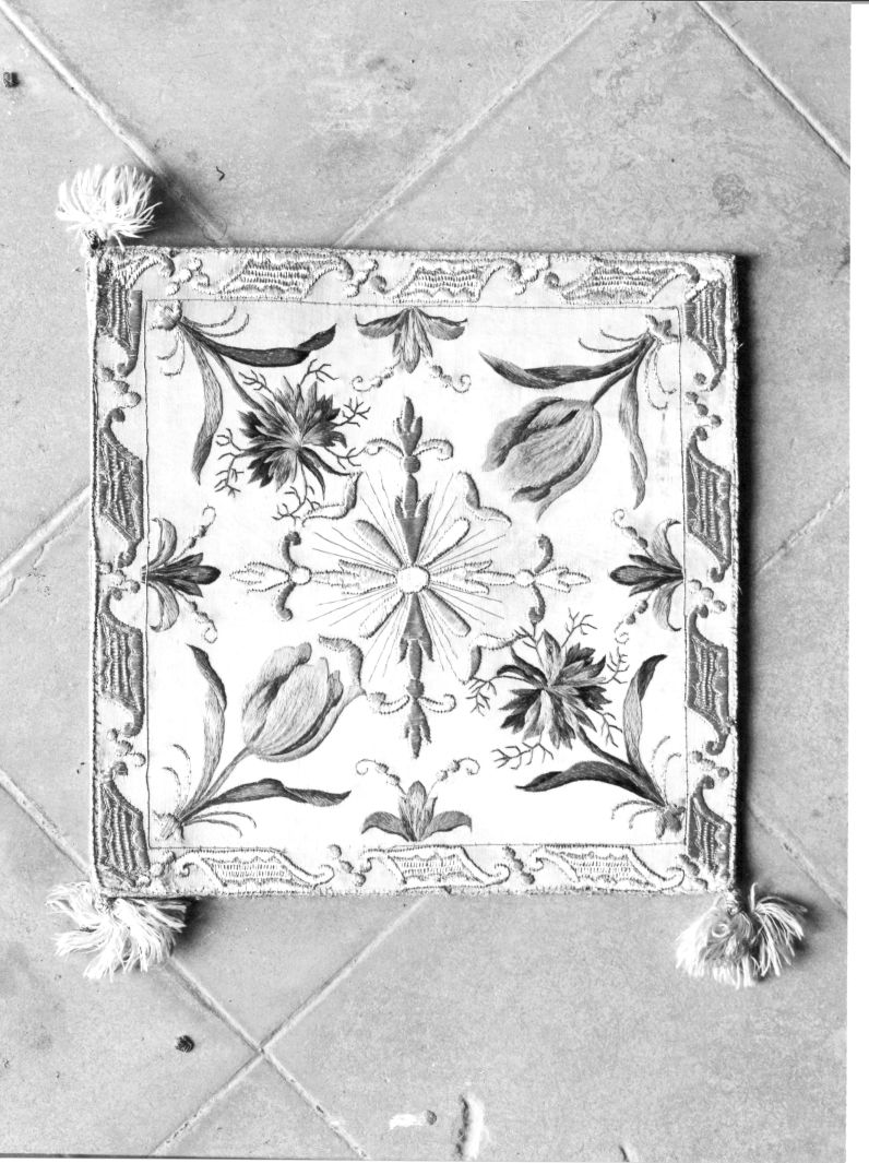 motivi decorativi floreali (borsa) - manifattura Italia meridionale (sec. XIX)