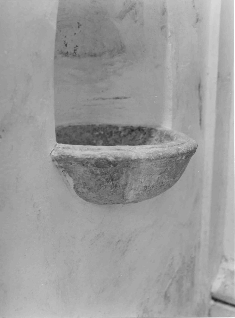 acquasantiera da parete - bottega campana (sec. XVI)