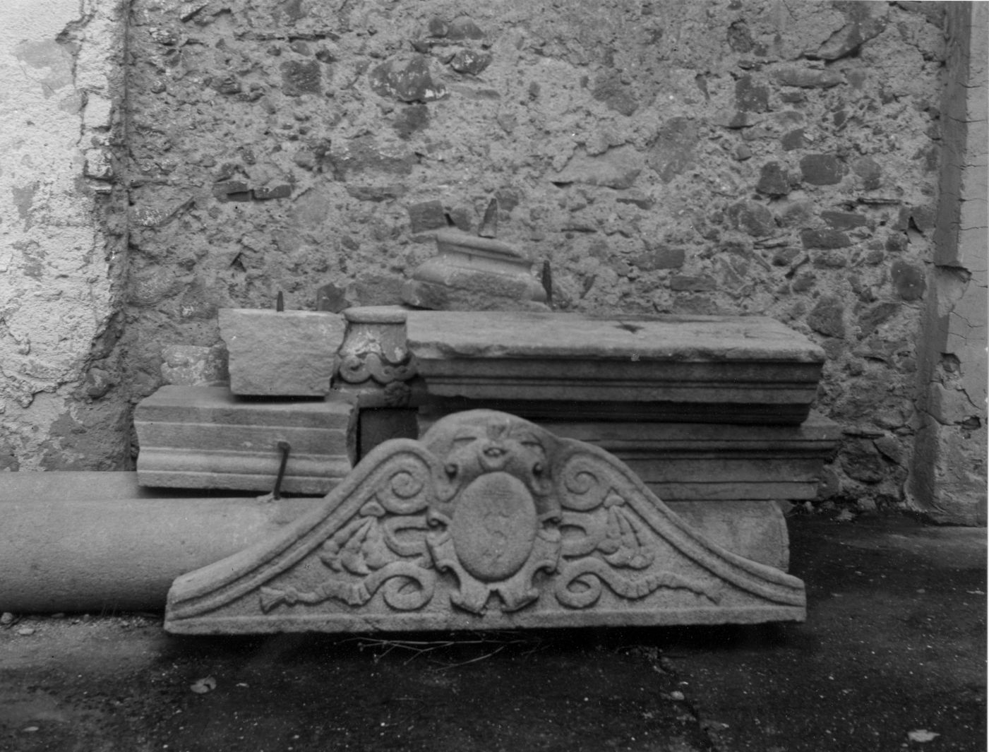 frontone - bottega campana (sec. XVII)