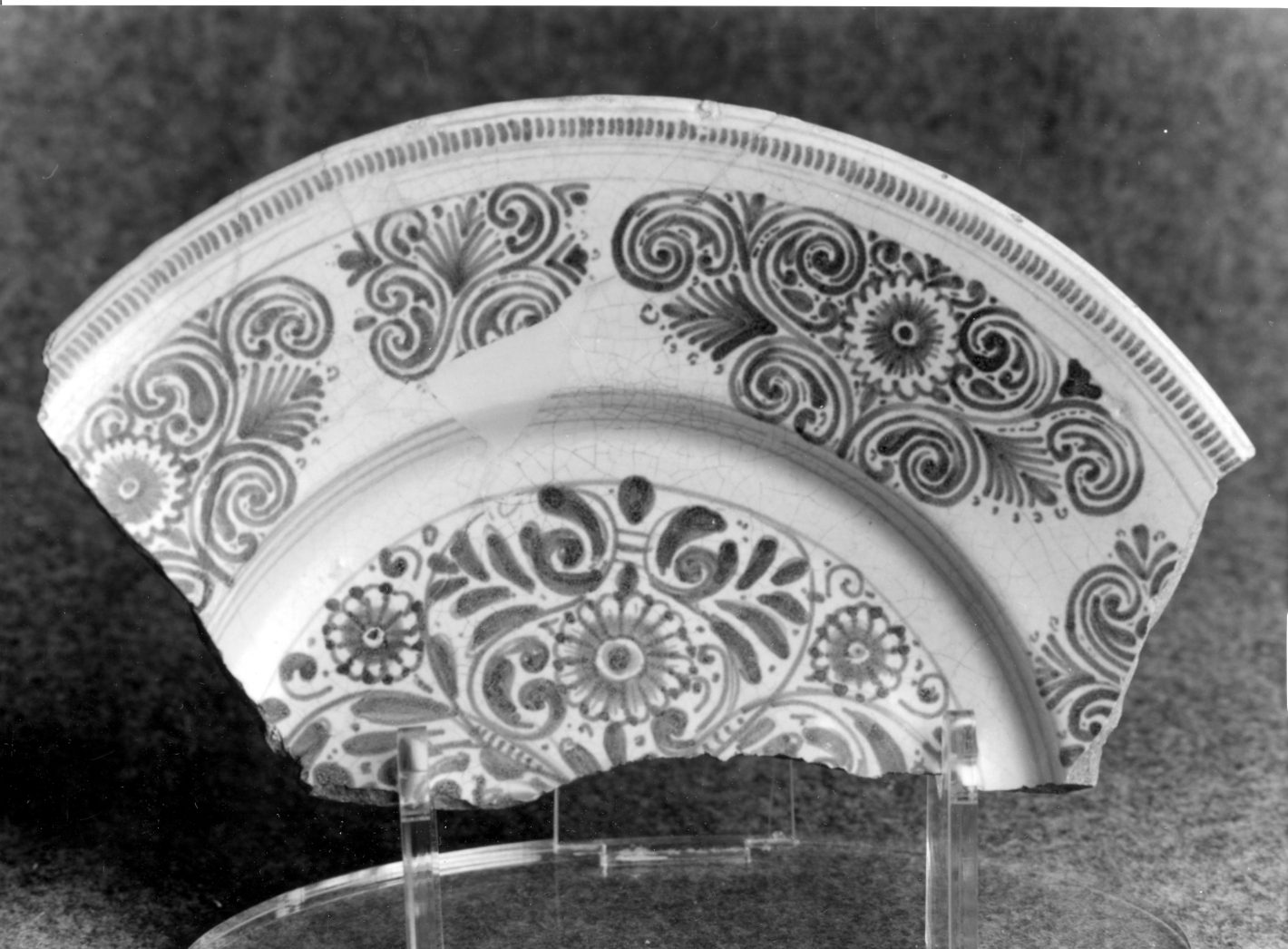 motivo decorativo floreale (piatto) - manifattura di Laterza (sec. XVIII)