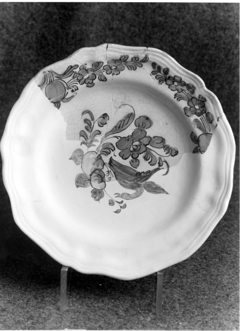 motivi decorativi floreali (piatto, frammento) - manifattura di Cerreto Sannita (sec. XVIII)