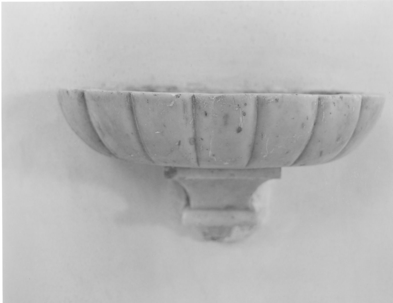 acquasantiera da parete, coppia - bottega Italia meridionale (sec. XVIII)