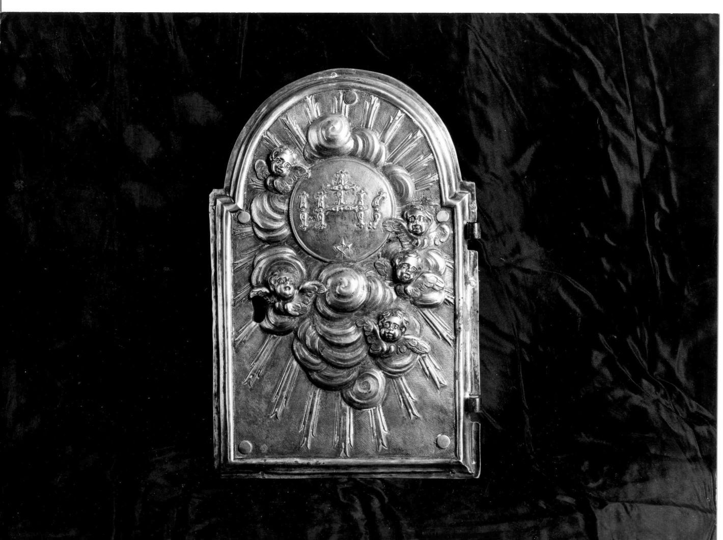 cherubini con monogramma cristologico (sportello di tabernacolo) - bottega Italia meridionale (fine sec. XVIII)