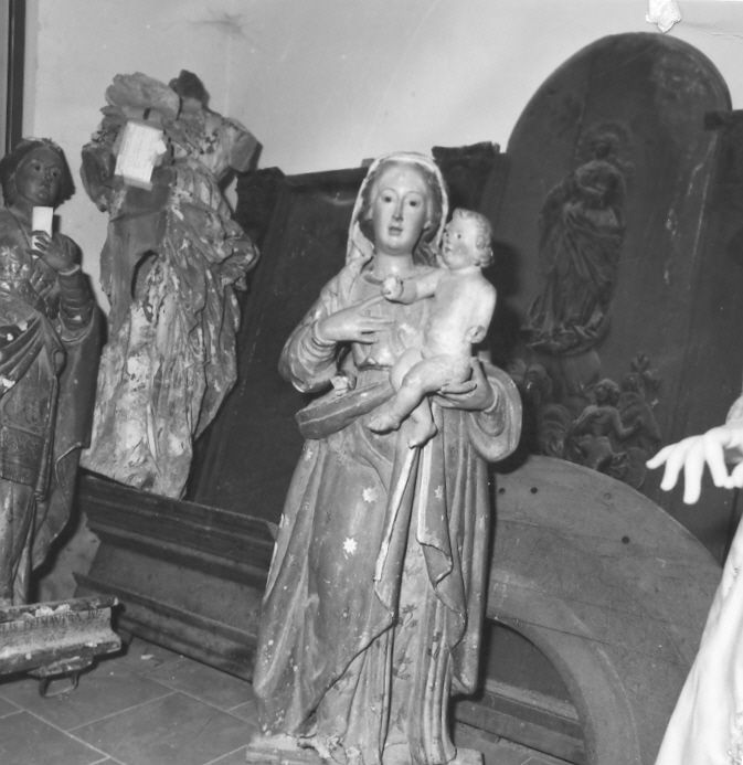 Madonna con personaggi che implorano il suo aiuto (statua) - bottega Italia meridionale (sec. XVIII)