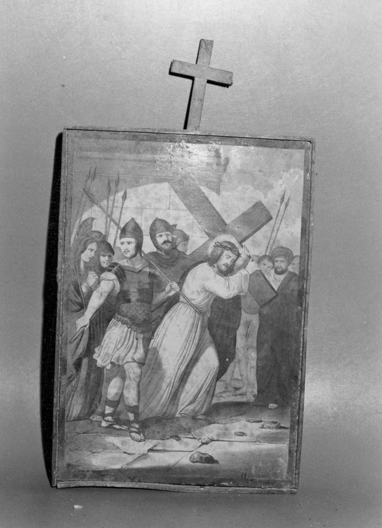 stazione II: Gesù caricato della croce (stampa colorata a mano, serie) - ambito Italia centro-meridionale (fine/inizio secc. XIX/ XX)