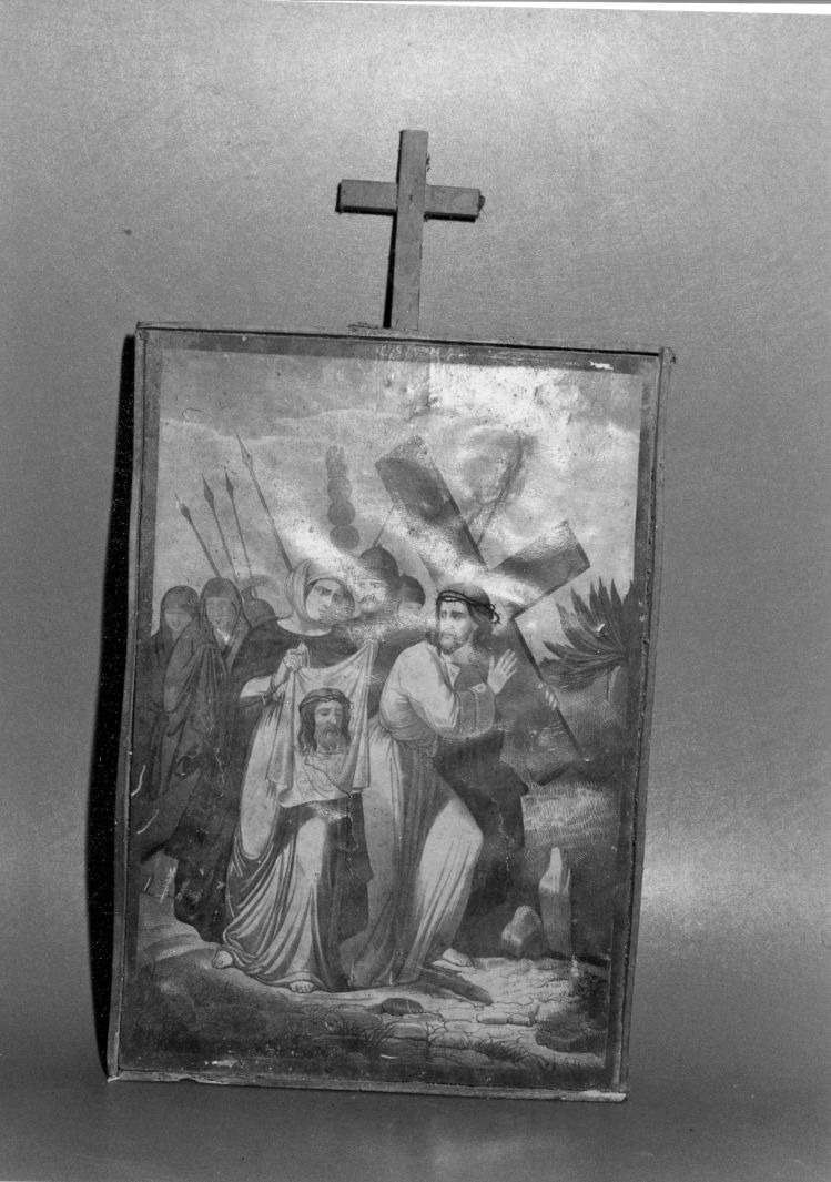 stazione VI: Gesù asciugato dalla Veronica (stampa colorata a mano, serie) - ambito Italia centro-meridionale (fine/inizio secc. XIX/ XX)
