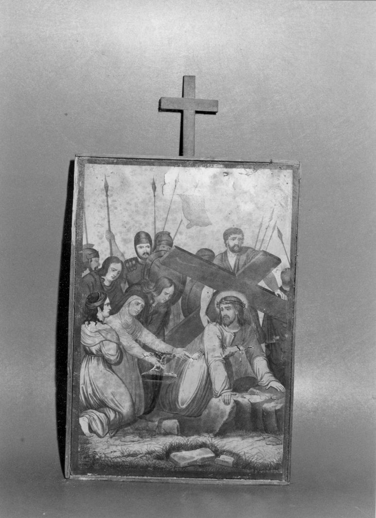 stazione IX: Gesù cade sotto la croce la terza volta (stampa colorata a mano, serie) - ambito Italia centro-meridionale (fine/inizio secc. XIX/ XX)