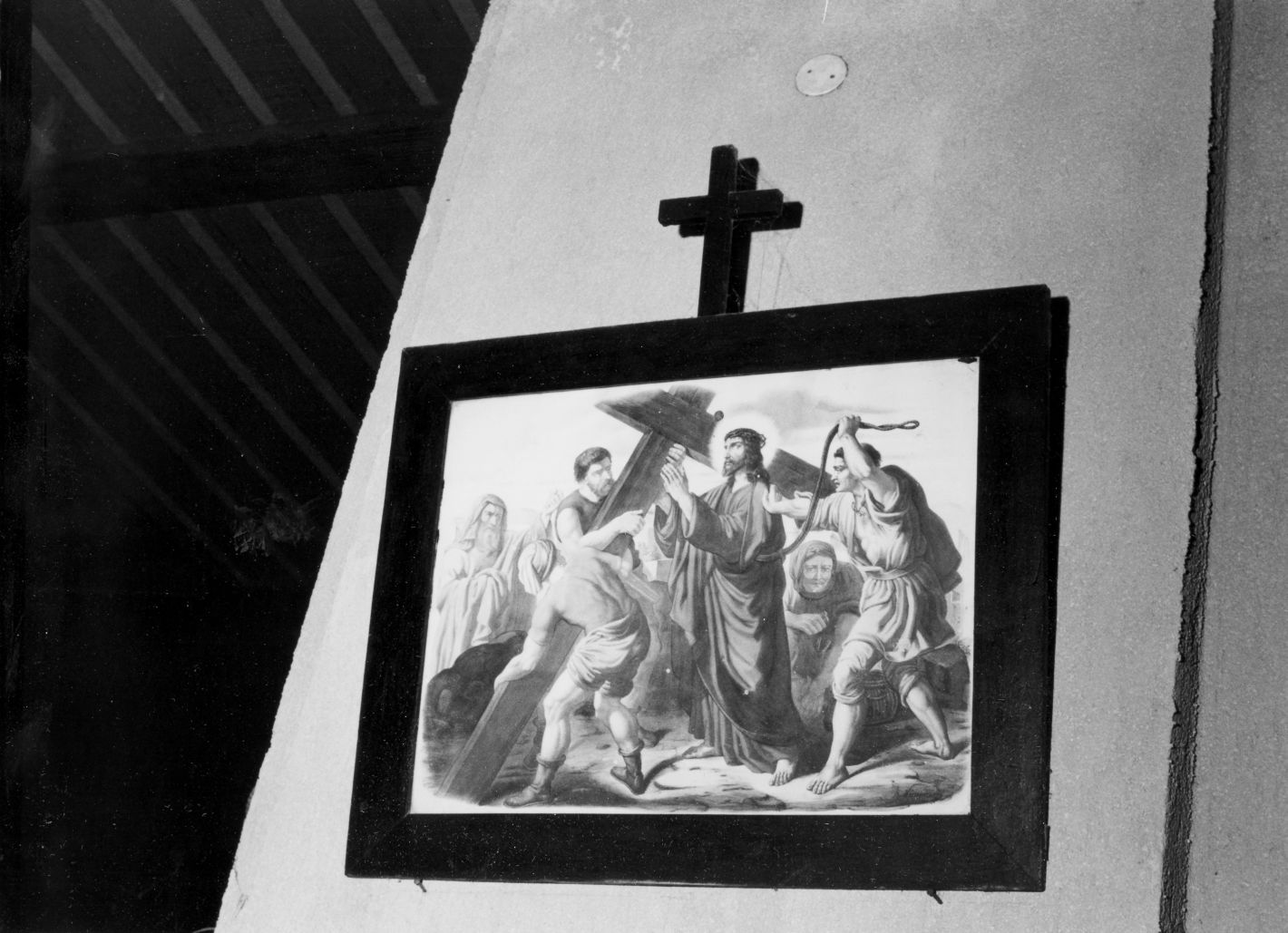 stazione II: Gesù caricato della croce (stampa colorata a mano, serie) di Neraudeau Alexandre Julies (seconda metà sec. XIX)