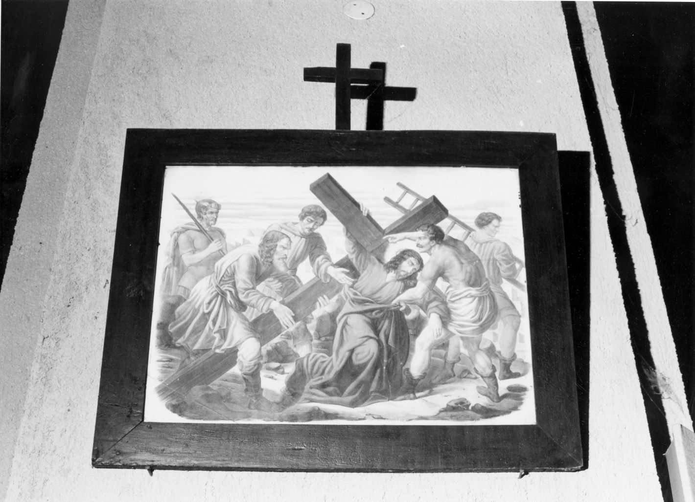 stazione V: Gesù aiutato da Simone il Cireneo a portare la croce (stampa colorata a mano, serie) di Neraudeau Alexandre Julies (seconda metà sec. XIX)