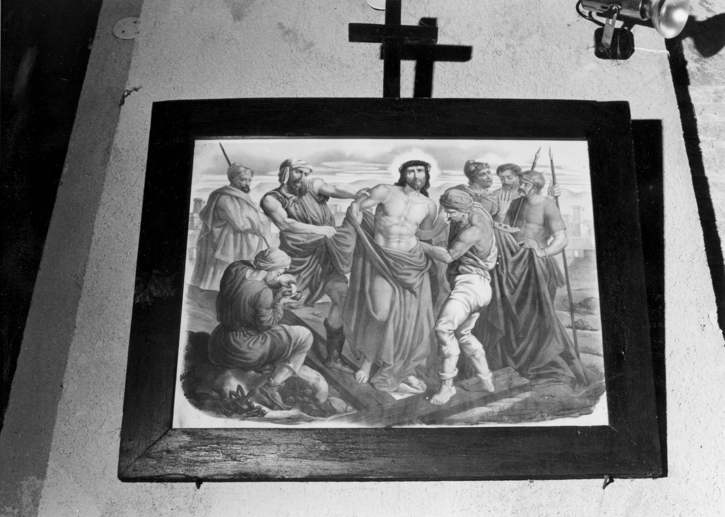 stazione X: Gesù spogliato e abbeverato di fiele (stampa colorata a mano, serie) di Neraudeau Alexandre Julies (seconda metà sec. XIX)