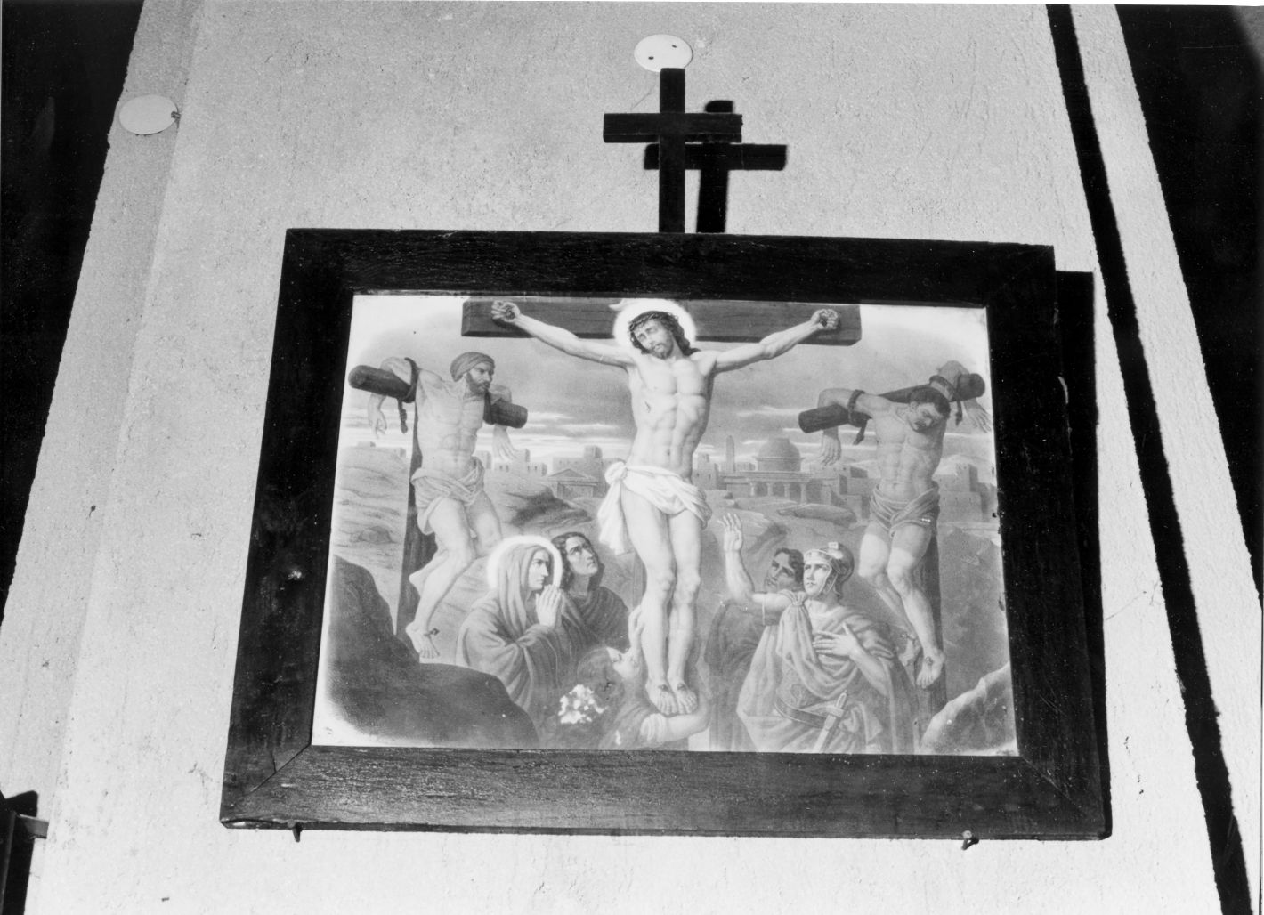 stazione XII: Gesù innalzato e morto in croce (stampa colorata a mano, serie) di Neraudeau Alexandre Julies (attribuito) (seconda metà sec. XIX)