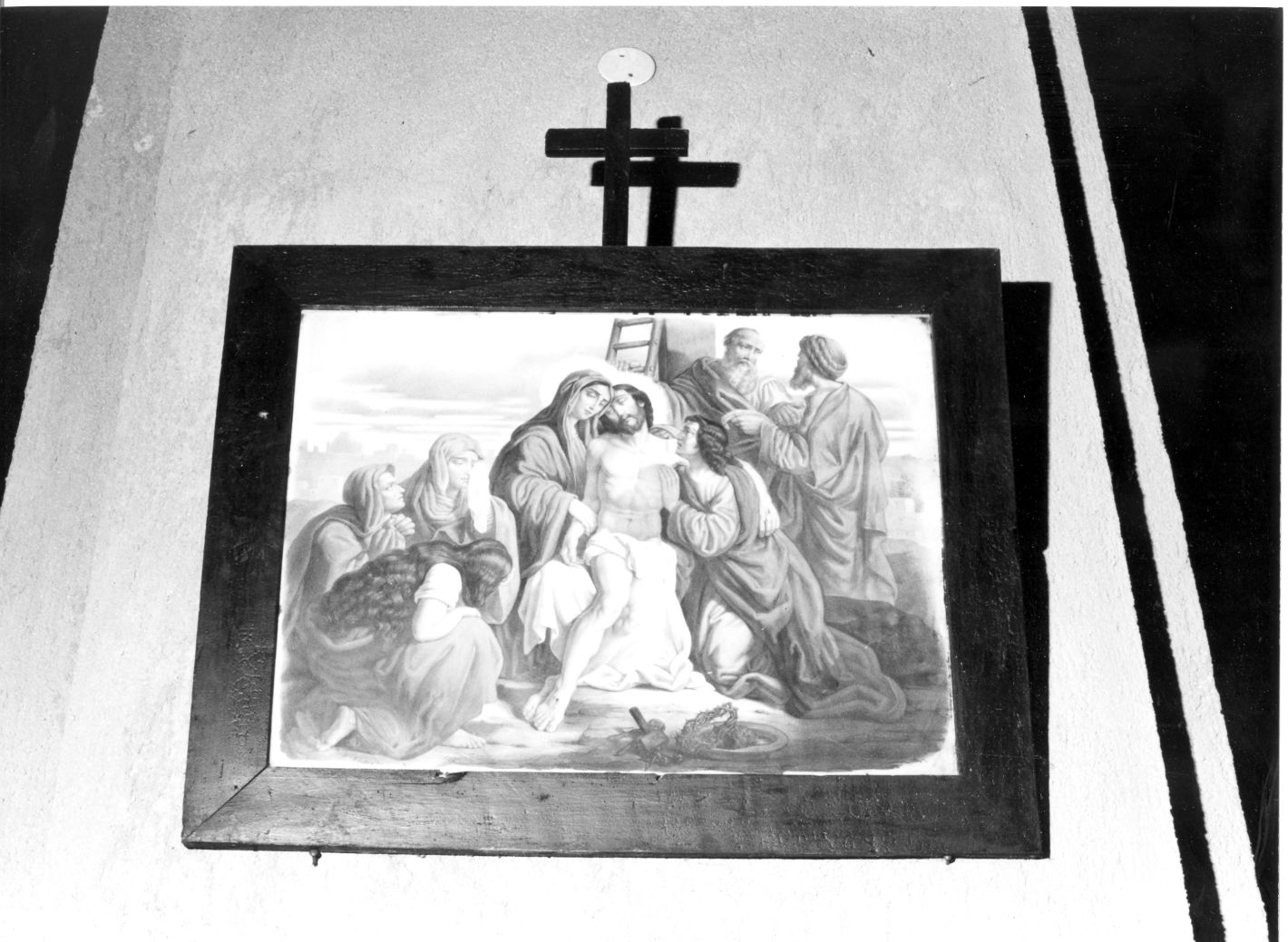 stazione XIII: Gesù deposto dalla croce (stampa colorata a mano, serie) di Neraudeau Alexandre Julies (attribuito) (seconda metà sec. XIX)