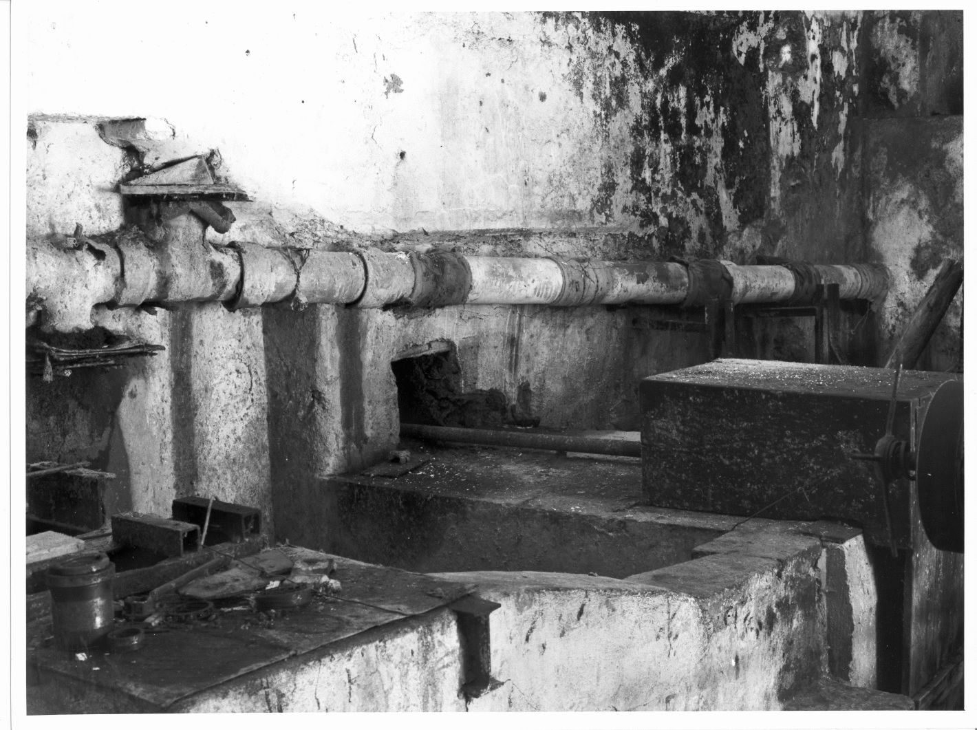 tubazione di trasporto dell'impasto - bottega campana (sec. XX)